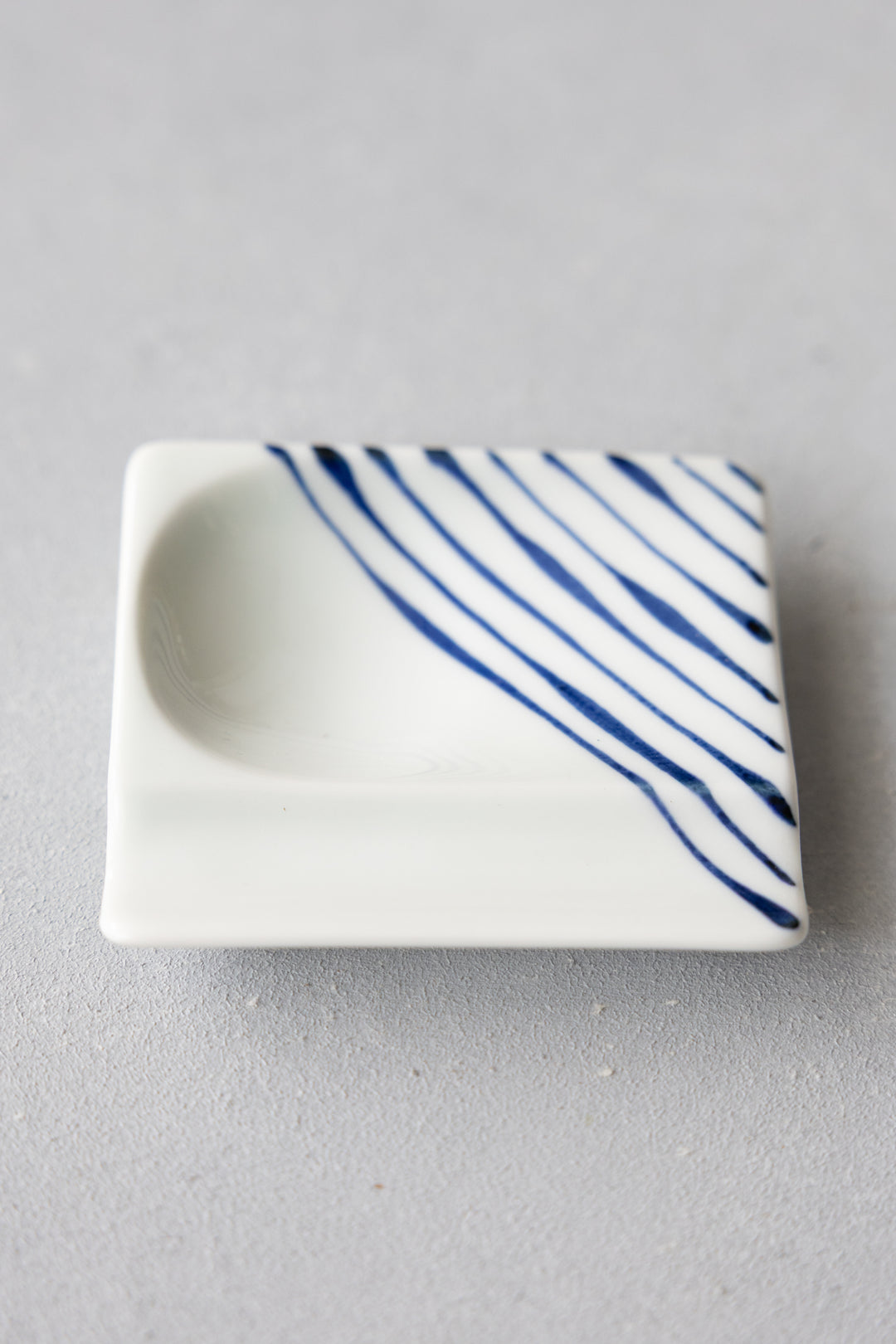 HASAMI | Multi-Purpose Chopstick Rest – Sauce Dish & Rest in One